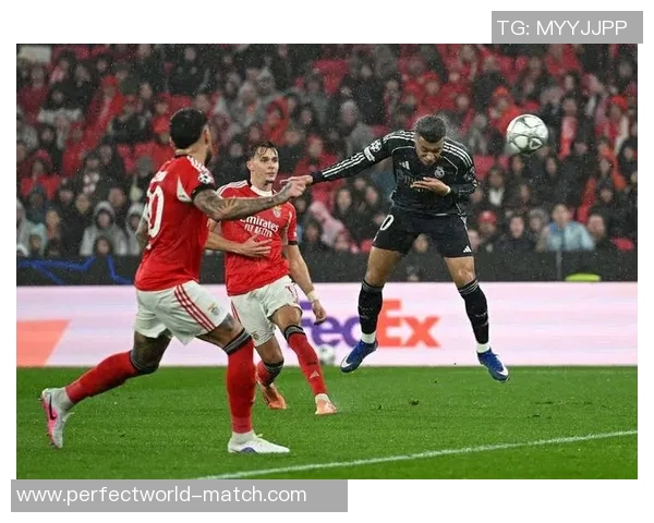 世界杯曼联险胜本菲卡乌龙球成比赛转折点全场沸腾解析 世界杯曼联险胜本菲卡乌龙球成比赛转折点全场沸腾解析